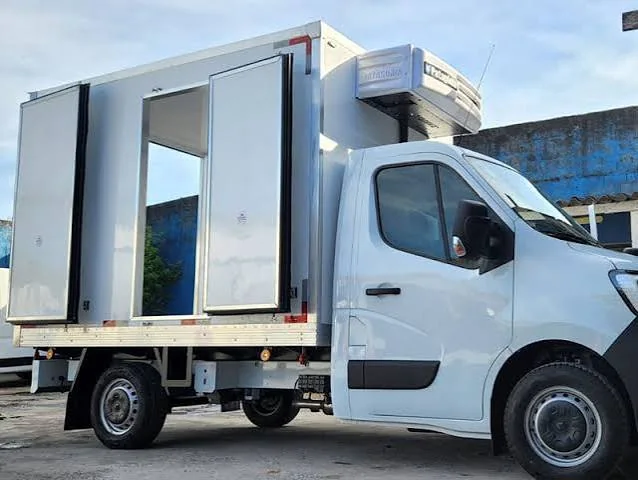 Baú frigorífico com portas laterais abertas mostrando a vedação do batente