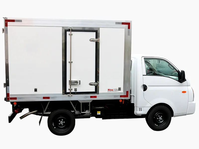 Furgão refrigerado leve com porta lateral e batente vedado